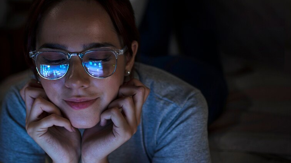 Lindungi Mata dari Sinar Biru: Manfaat Lensa Bluelight Shield untuk Pengguna Gadget