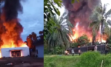 Kebakaran Hebat di Desa Adirejo Menghanguskan Gudang Penyimpanan Makanan Ringan