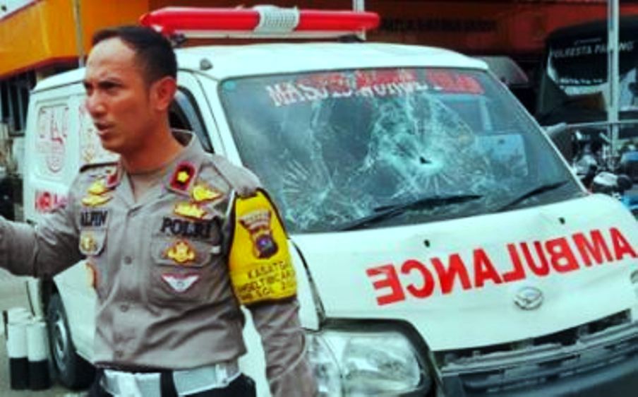 Kejar Narkoba Berujung Kecelakaan: Ambulans Tabrak Polisi Saat Amankan Aksi Tawuran di Padang