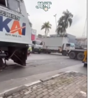 Viral, Kemacetan Parah di Tanjung Priok Bikin Kereta Barang Terjebak di Rel, Warganet: 'Rel Saja Bisa Macet!'