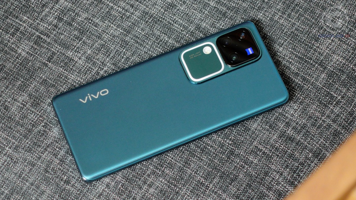 Vivo V30 5G Turun hingga 1 Juta Oktober 2024: Hadirkan Desain Tipis dan Spesifikasi Canggih