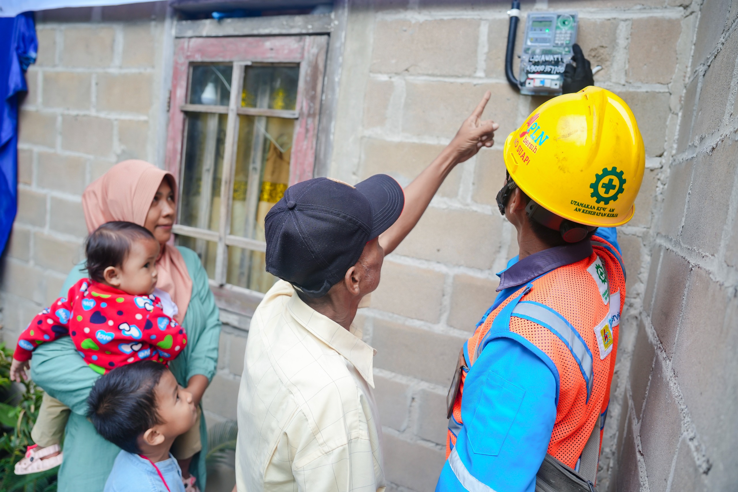 PLN UID S2JB Kembali Nyalakan 136 Sambungan Listrik Gratis Melalui Program Light Up The Dream