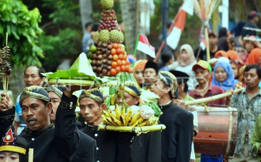 Ajang Saling Lempar Lumpur dalam Tradisi Popokan di Semarang