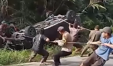Kepolisian Lampung Barat Beraksi Cepat di Balik Terbaliknya Mobil di Batu Ketulis