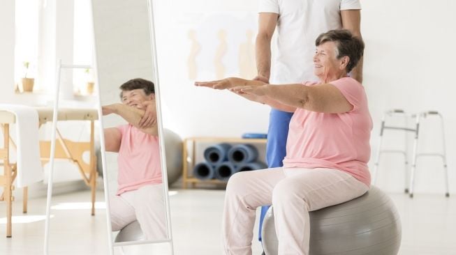 Cara Menjaga Tulang Tetap Sehat di Usia Lanjut, Cegah Osteoporosis Sejak Dini