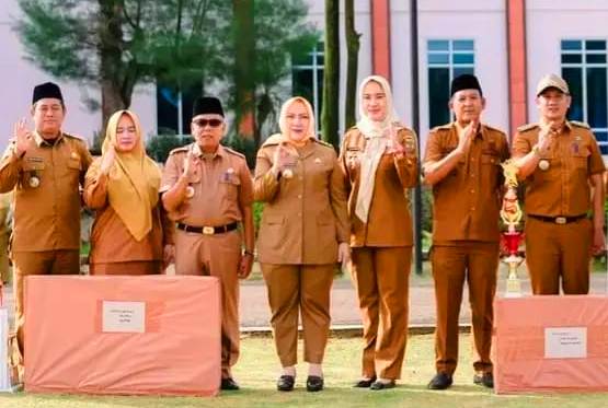 Bupati Musi Rawas Serahkan Penghargaan Pemenang Lomba PHBS dan Posyandu
