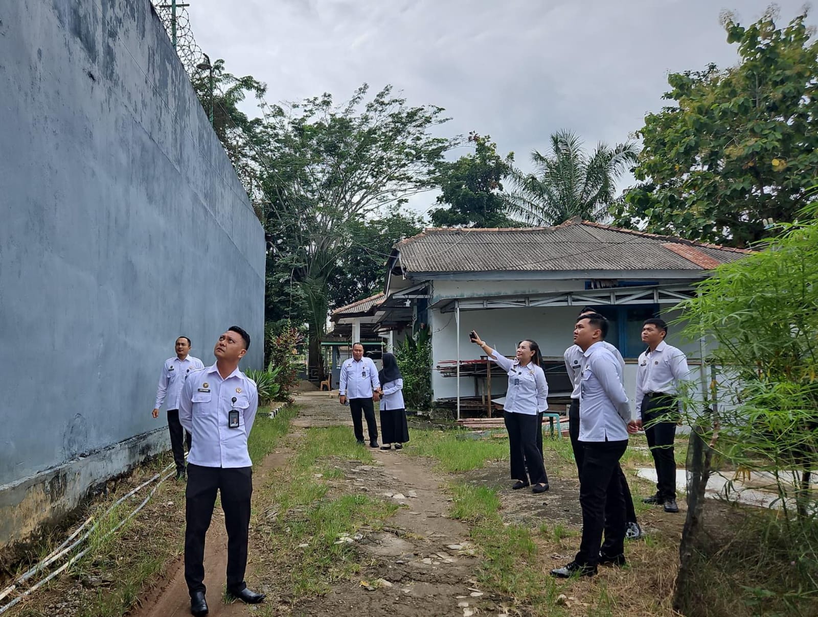 Cegah Penyelundupan Narkoba, Petugas Lapas Narkotika Muara Beliti Sisir Rutin Brandgang Luar