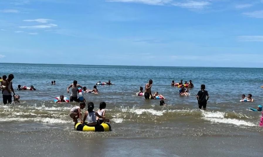 Libur Lebaran, Pantai di Bengkulu Ramai Ratusan Pengunjung