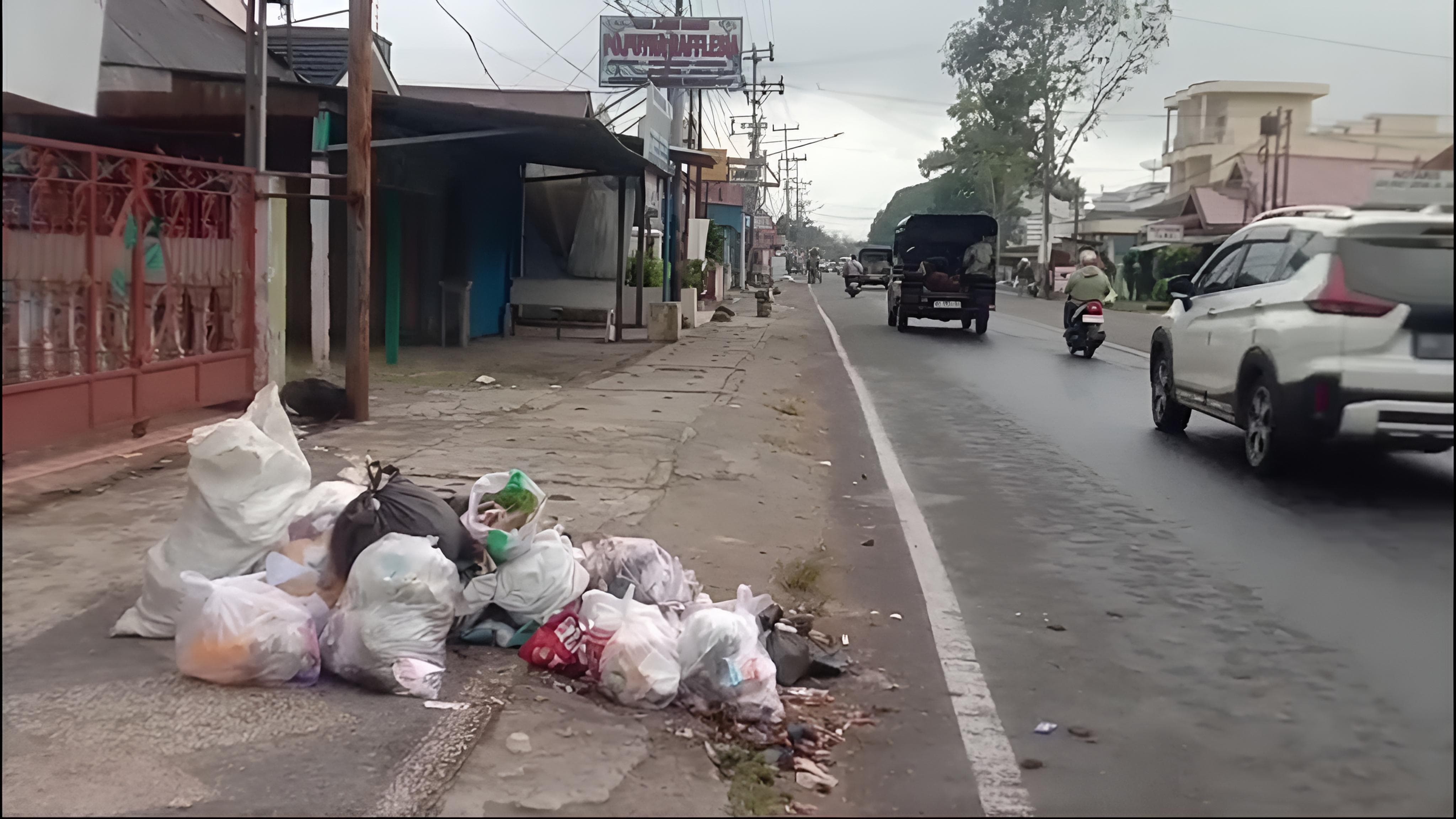 Lingkungan Tercemar : Sampah Menumpuk di Jalan Garuda Lubuklinggau