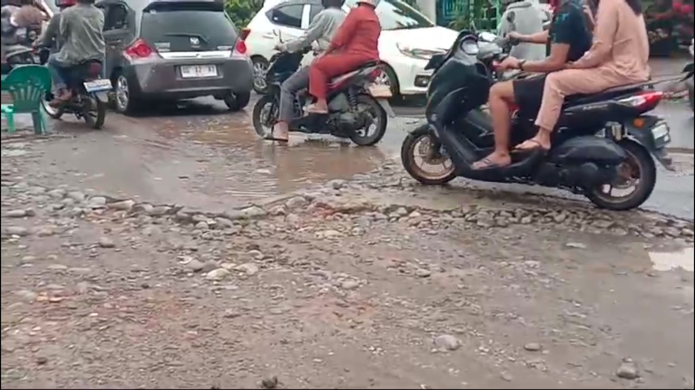 Jalan Rusak di Sekitar Jembatan Batu Urip Memburuk, Pengendara Resah