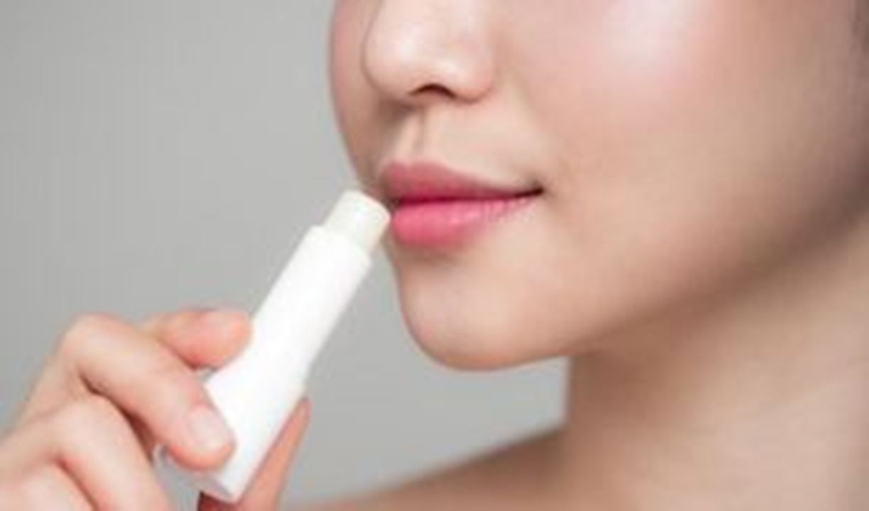 3 Tips Agar Lipstik Tetap On Point, Gunakan Ini untuk Jaga Kelembapan Bibir