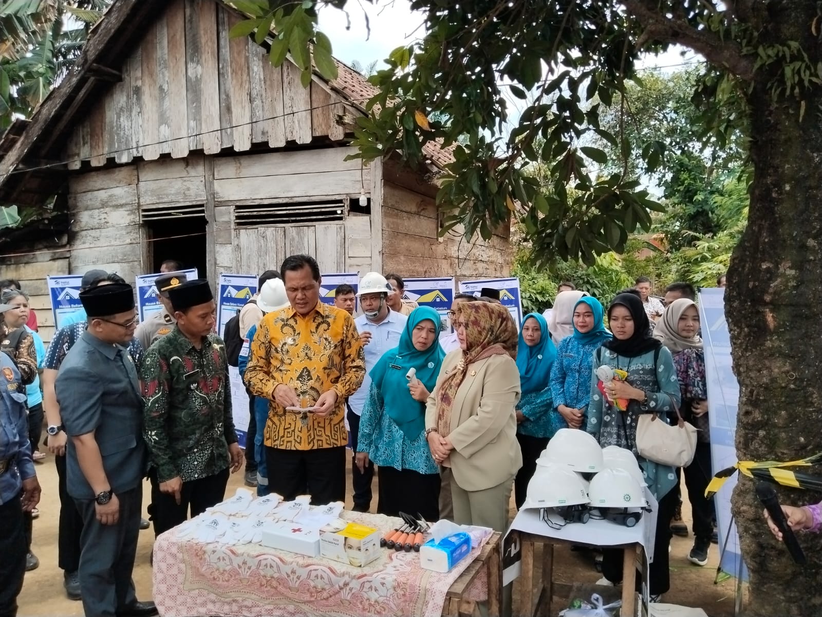 Medco E&P Hadirkan Harapan Baru bagi Warga Sumaja Makmur Lewat Program Bedah Rumah