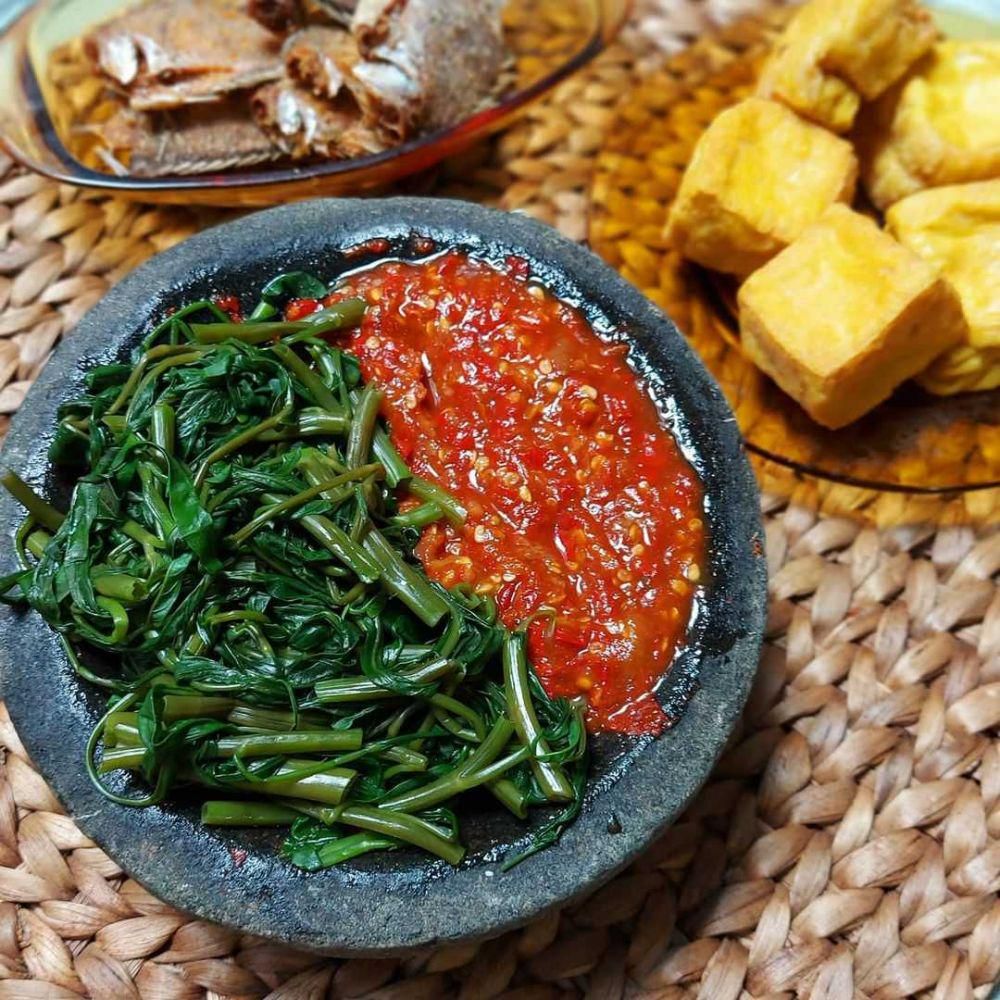 Resep Sambal Kangkung Pedas Nyegerin, Cocok Buat Lauk Nasi Hangat!