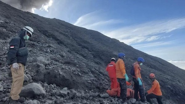 Gunung Marapi Kembali Erupsi, Semburkan Abu Vulkanik Setinggi 2.000 Meter