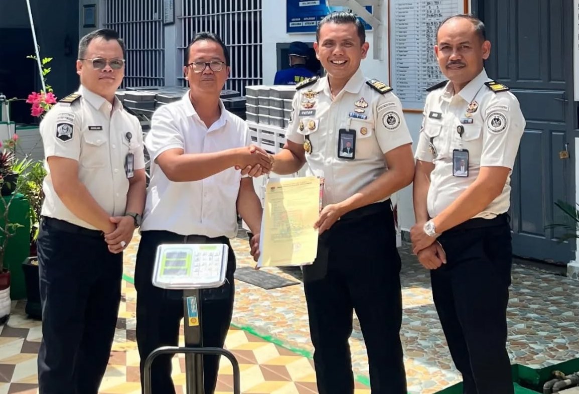 Lapas Lubuk Linggau Terima Sertifikat Tera Ulang Timbangan dari Dinas Perindustrian dan Perdagangan