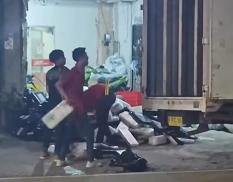 Video Viral Petugas Ekspedisi Melempar Paket Asal-Asalan ke Dalam Truk, Netizen Geram