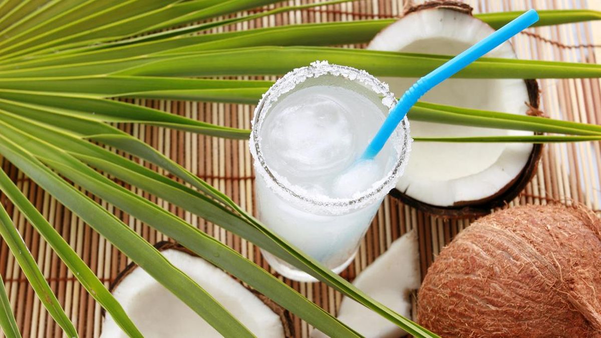 Suka Minum Air Kelapa? 6 Kelompok Ini Justru Harus Batasi Konsumsinya