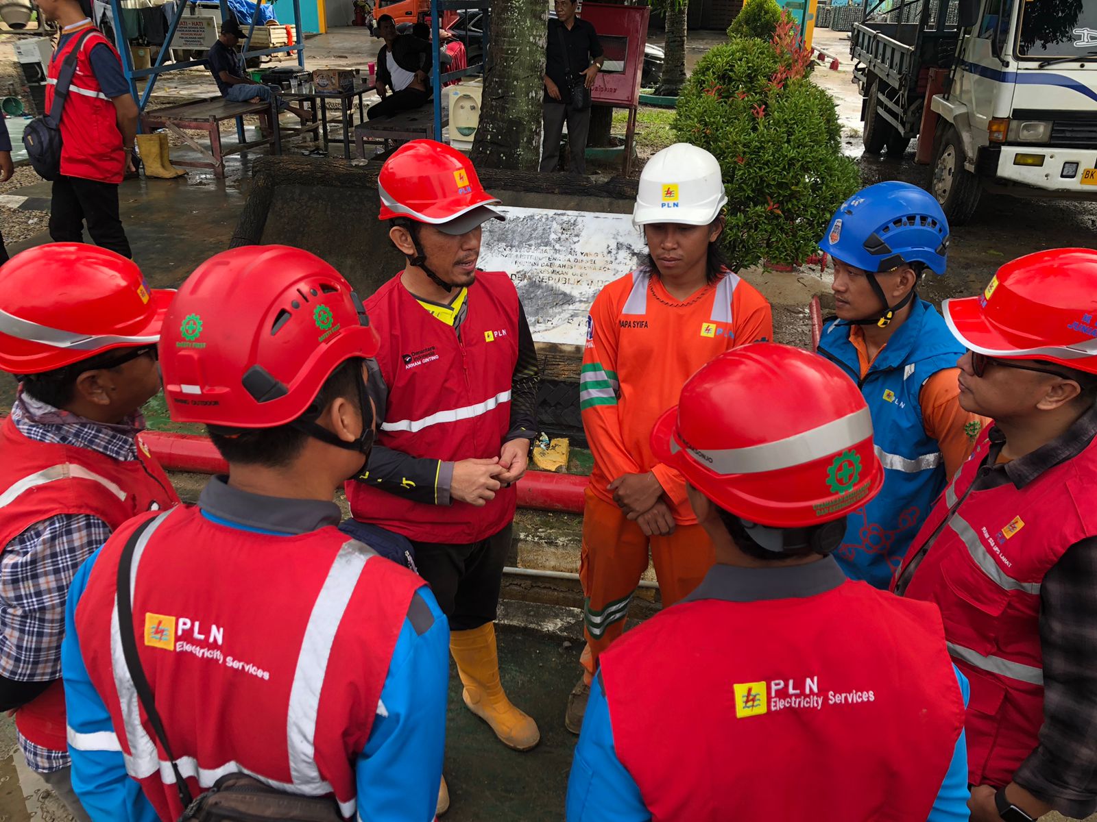 PLN UID S2JB Laksanakan Bantuan Kendali Operasi Pengawasan K3 untuk Pemulihan Kelistrikan Pascabanjir