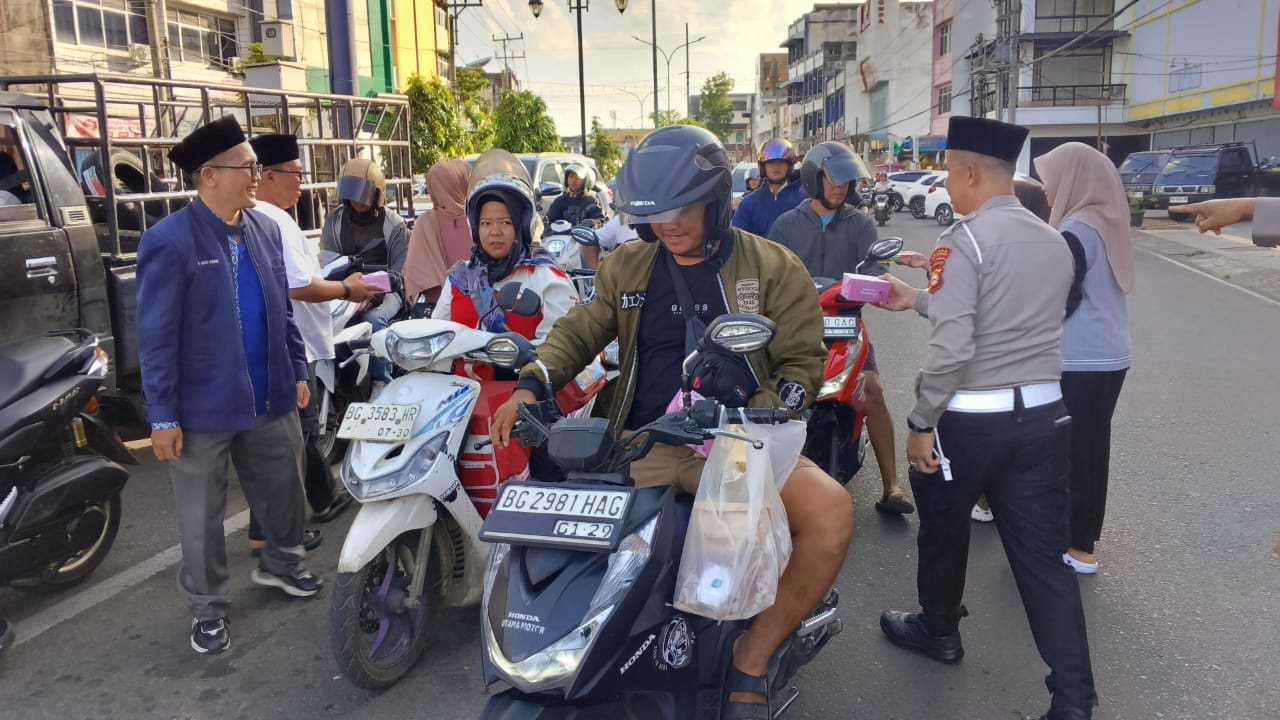 Kampanyekan Tertib Lalu Lintas dan Anti Hoax, PWI dan Polisi Berbagi Takjil Sekaligus Edukasi