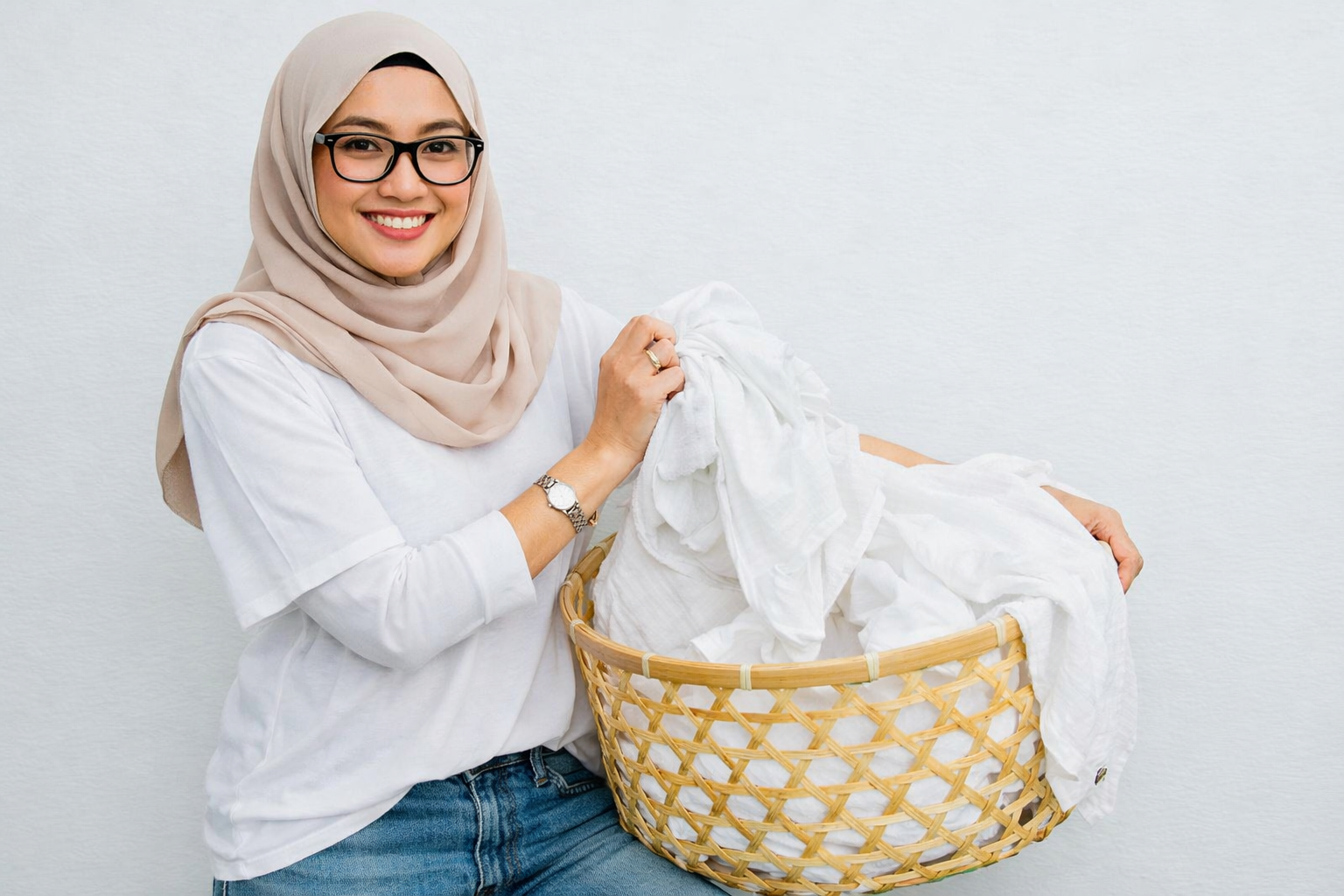 Jangan Salah Cuci! Ini Tips Baju Putih Tetap Kinclong
