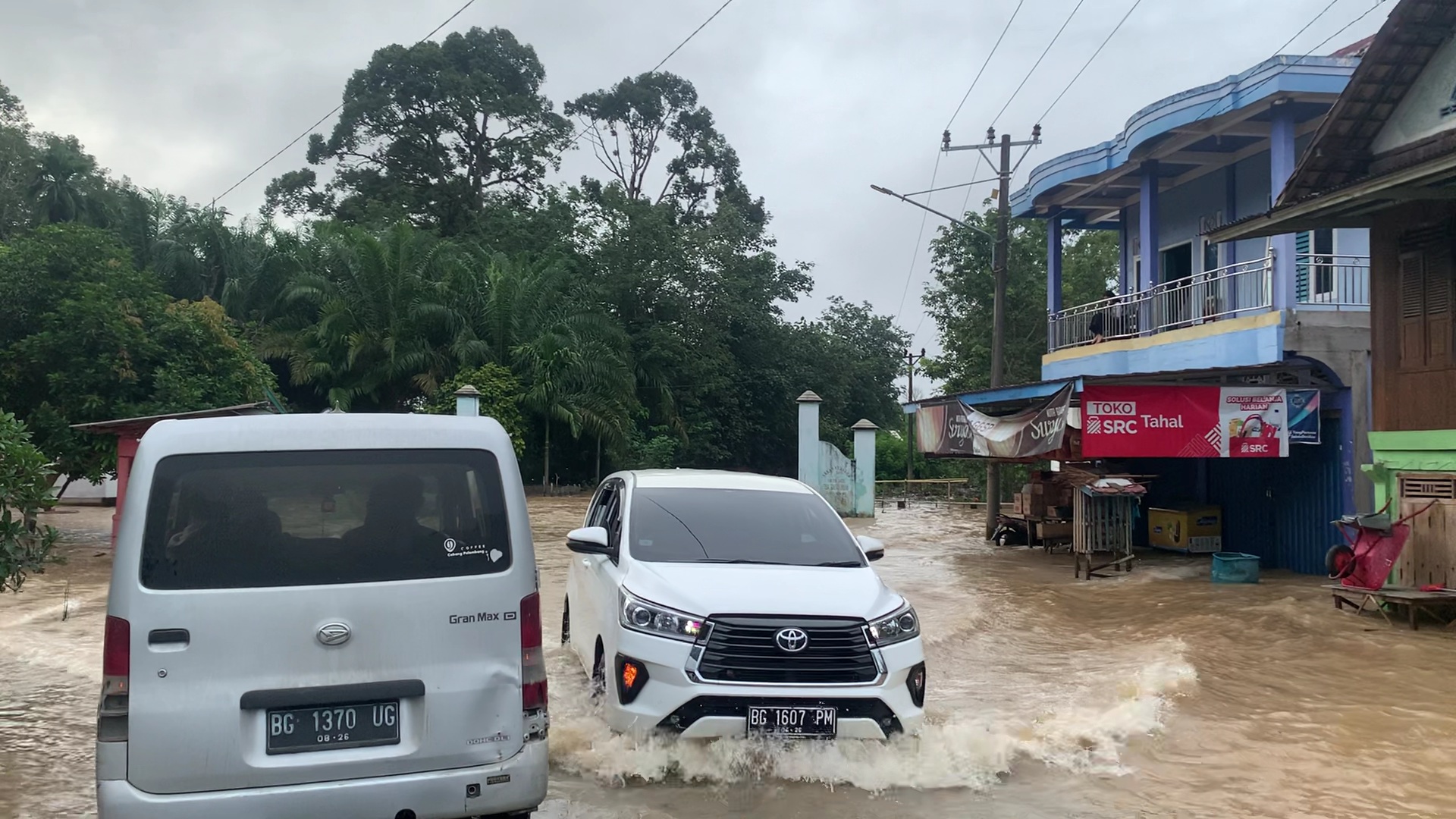Badan Jalan dan Rumah Warga Desa Rantau Kadam dan Karang Dapo Terendam Banjir akibat Luapan Sungai Air Rawas
