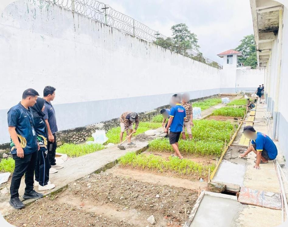 Perkuat Kebersihan Lapas, Lapas Narkotika Muara Beliti Pasang Penutup Selokan