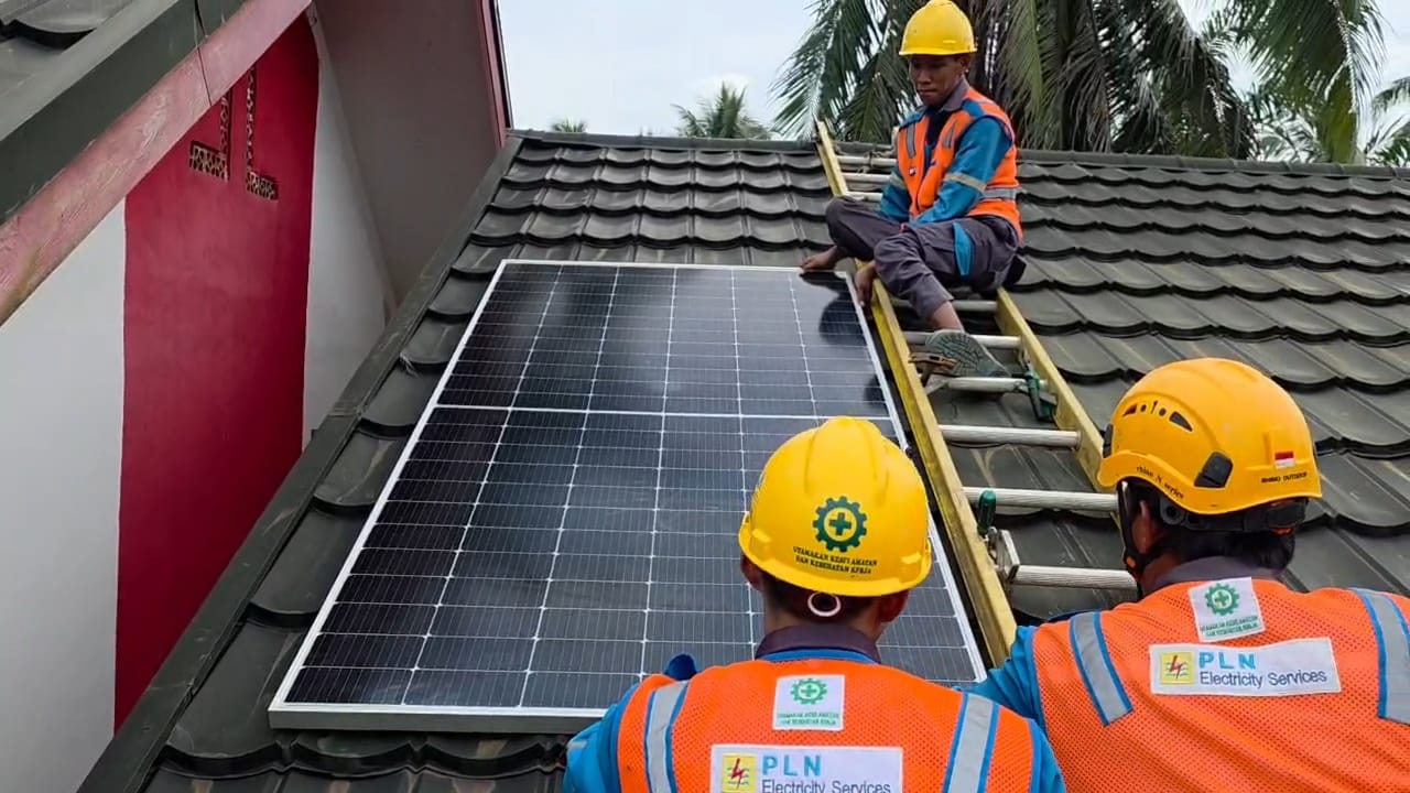 PLN Hadirkan Terang untuk Pendidikan Pelosok, SD Negeri Sungai Jambu Kini Nikmati Listrik Tenaga Surya