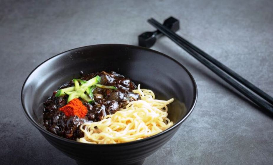 Mie Hitam yang Sering Muncul Dalam Drama! Mengenal Jajangmyeon Hidangan Khas Korea