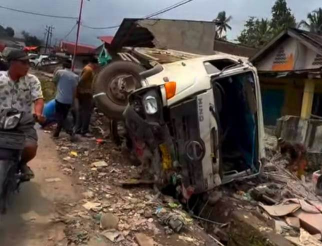 Rem Blong, Truk Fuso Seruduk Rumah Warga di Jalur Curup–Lubuklinggau