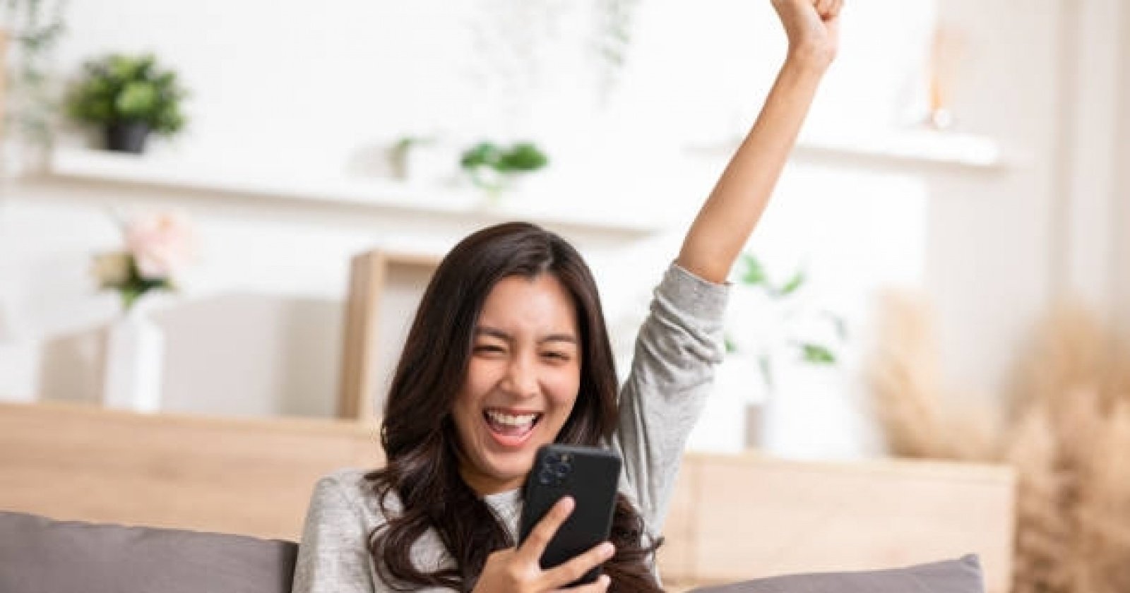 Rebahan Tapi Berpenghasilan: Gen Z Buktikan Cuan Bisa Datang dari Kasur dan HP Saja