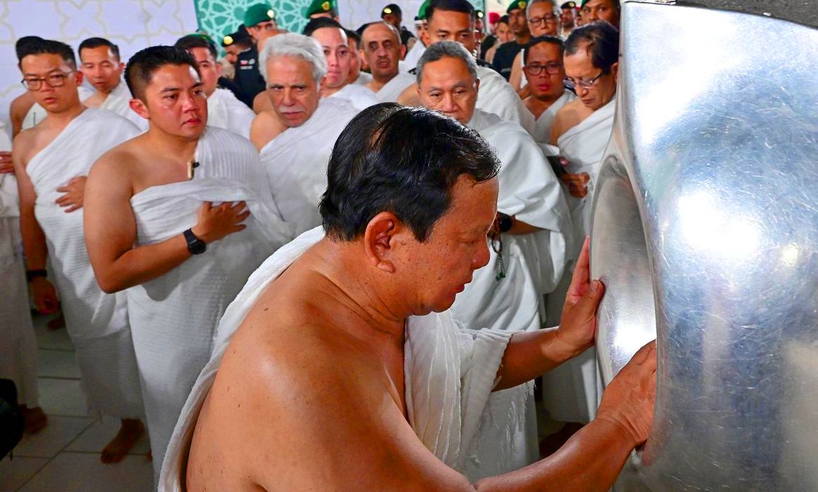 Potret Prabowo Ibadah Umrah: Masuk Ka'bah dan Cium Hajar Aswad