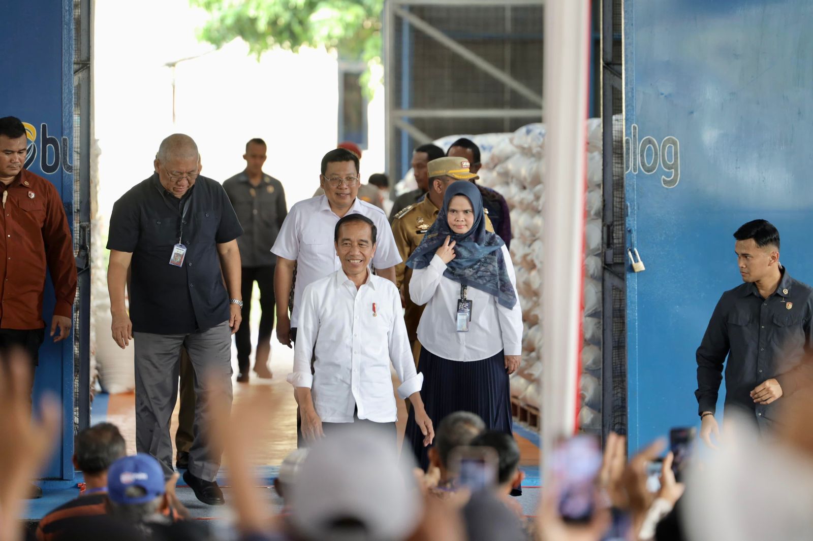 Presiden Jokowi Pastikan Ketersediaan Stok Beras di Gudang Bulog Lubuk Linggau