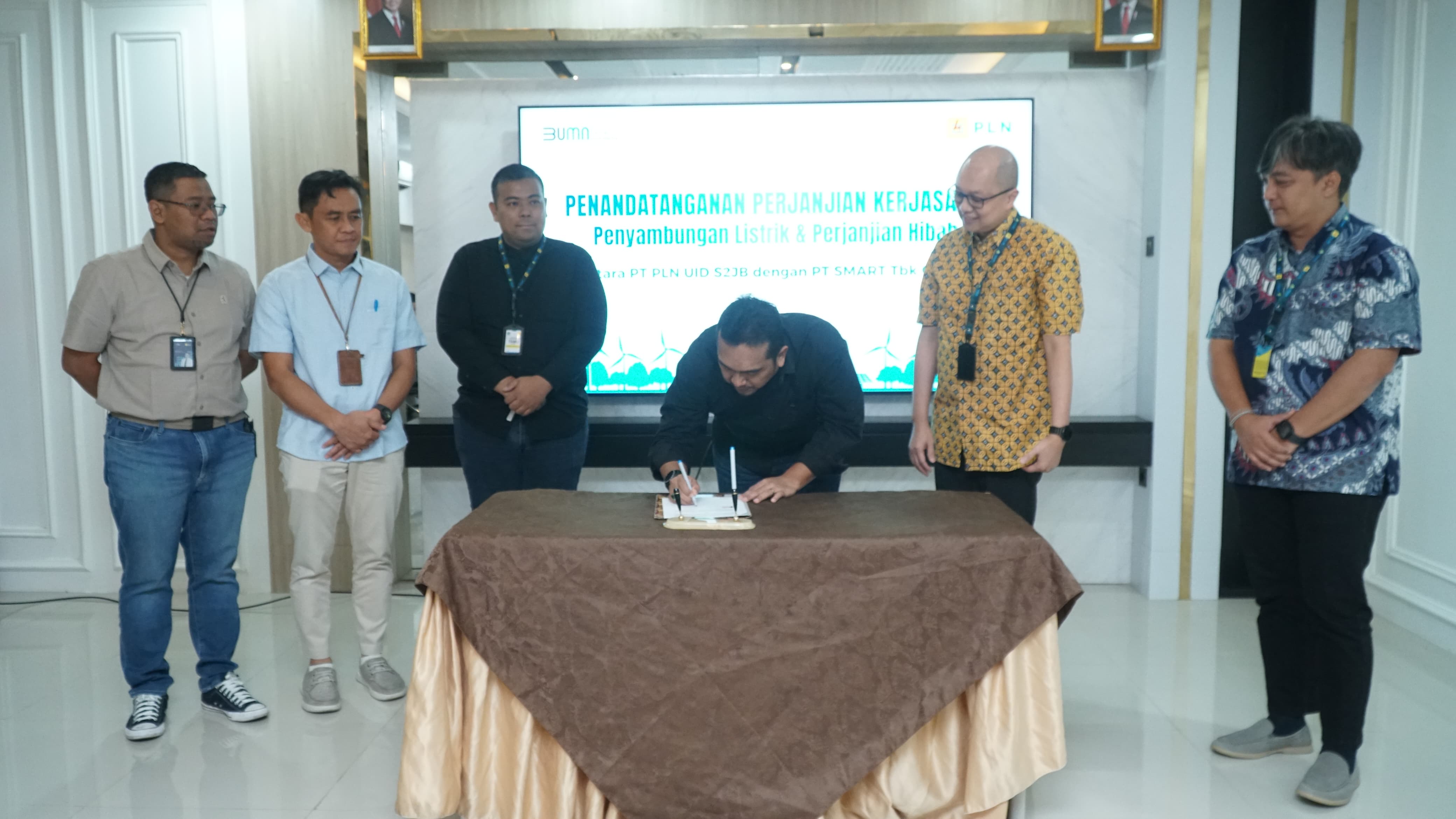 PLN UID S2JB dan PT Smart Group Tbk Tandatangani Kerjasama Penyambungan Listrik dan Perjanjian Hibah