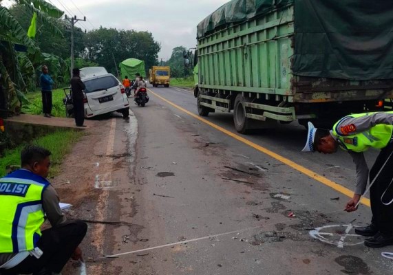 Diduga Sopir Mengantuk Avanza Seruduk Truk di Jalinteng Sekayu–Betung, Dua Orang Tewas.