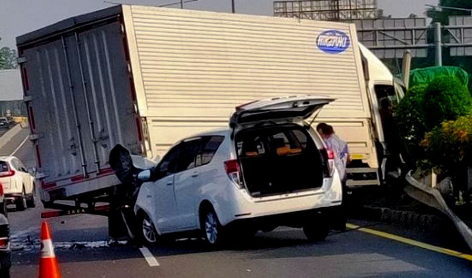 Imbas Kecelakaan Minibus Tabrak Mobil Box di Tol JORR KM 13, Lalu Lintas Macet