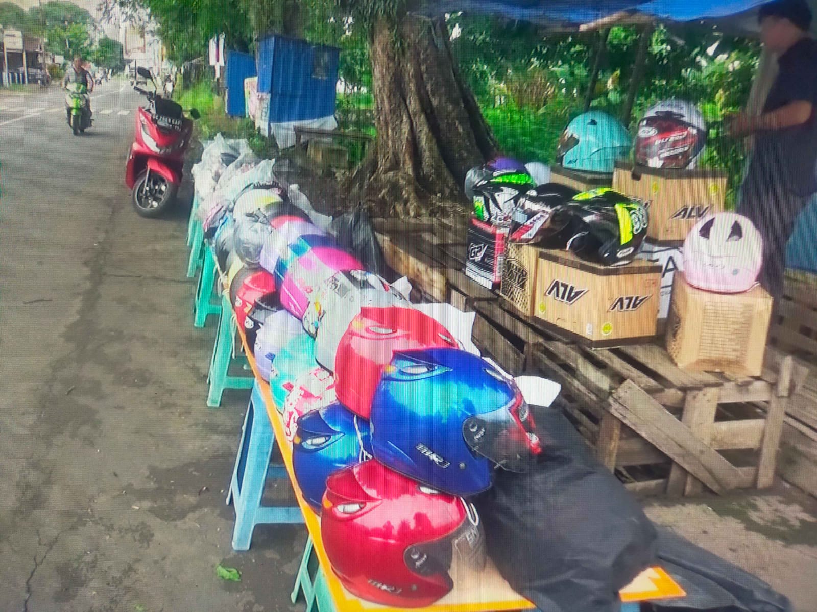 PENJUAL HELEM  SNI DIPINGGIR JALAN MERASI F. TRIKOYO