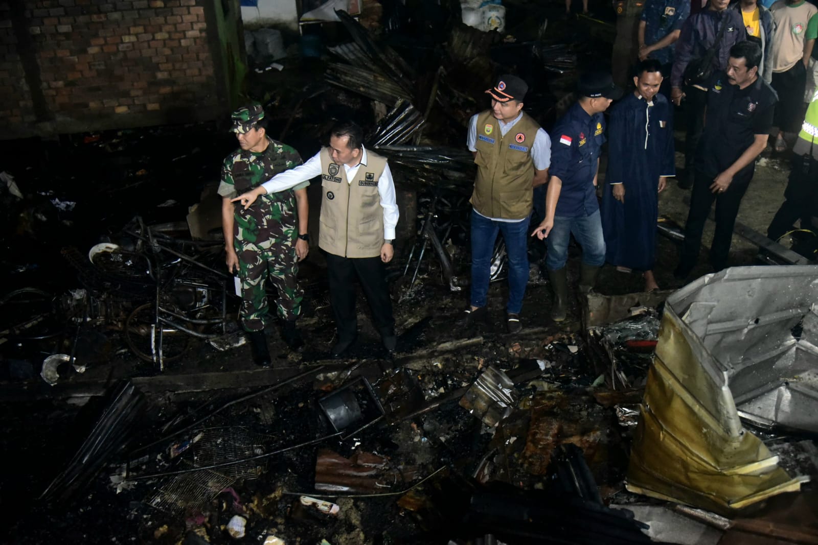 Malam Lebaran, 16 KK Harus Kehilangan Tempat Tinggal akibat Kebakaran,  Pj Gubernur Agus Fatoni Kasih Bantuan