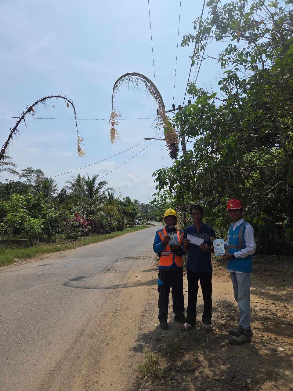 PLN UP3 Lubuklinggau Himbau Masyarakat Tidak Bermain Layang-Layang dan Memasang Reklame Dekat Jaringan Listrik