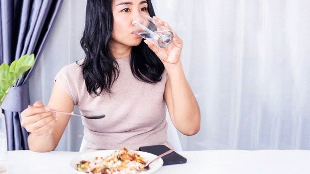 Alasan Mengapa Tidak Disarankan Minum Saat Makan