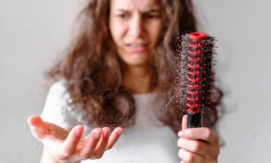 10 Penyebab Rambut Rontok Parah, Simak Penjelasannya di Sini!