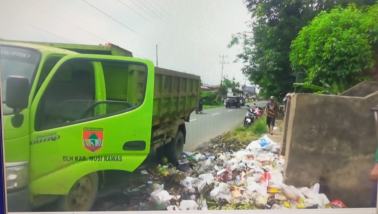 Keluhan Petugas DLH Dalam Mengatasi Tumpukan Sampah  Berserakan di Musi Rawas