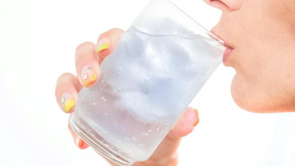 Benarkah Air Es Bisa Ganggu Pencernaan? Ini Penjelasan Medis yang Perlu Diketahui