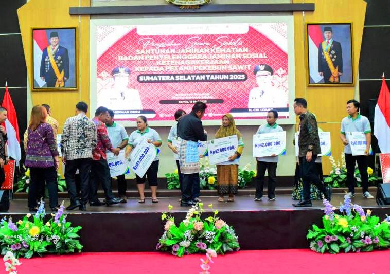 BPJS Ketenagakerjaan Serahkan Santunan Jaminan Kematian kepada 9 Ahli Waris Pekebun Sawit di Sumsel