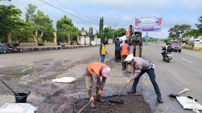 Jalinsum Berlubang di Muara Beliti Diperbaiki, Satlantas Polres Musi Rawas Berkoordinasi dengan BPJN