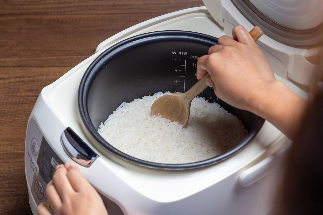 Ketahui 6 Penyebab Nasi di Rice Cooker Cepat Bau dan Basi