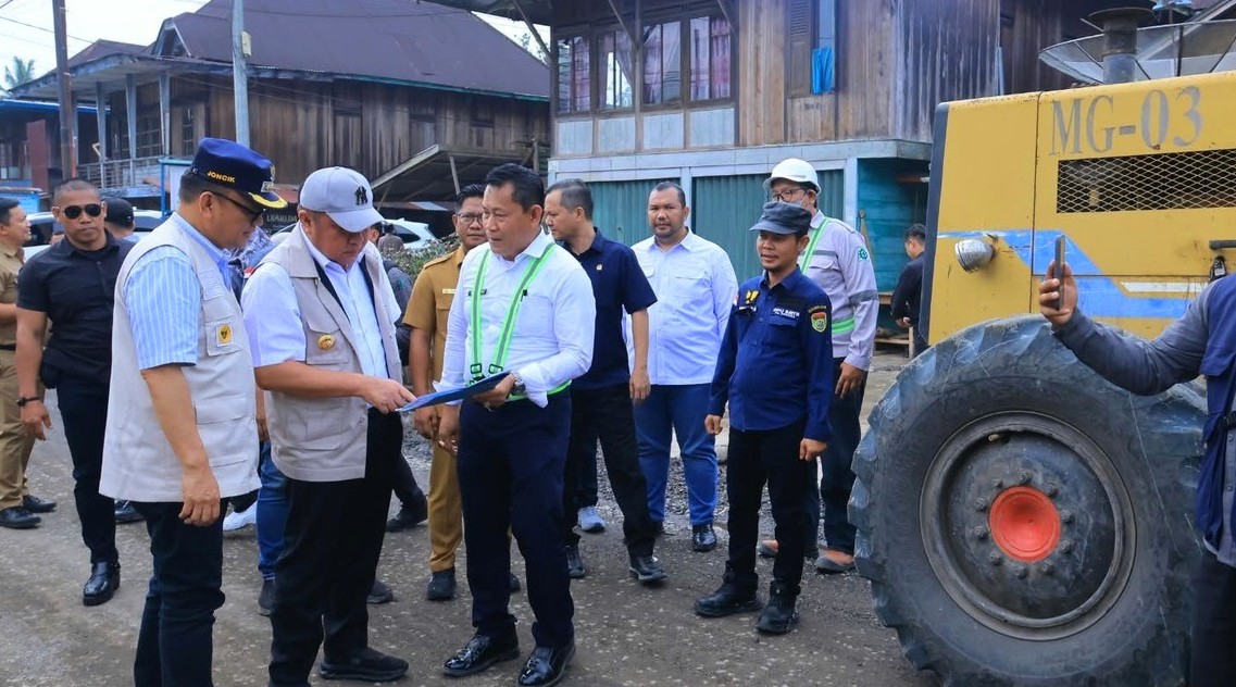 Herman Deru Jalan Kaki Cek Jalan Rusak di Muara Pinang, Perbaikan Bertahap Dilakukan
