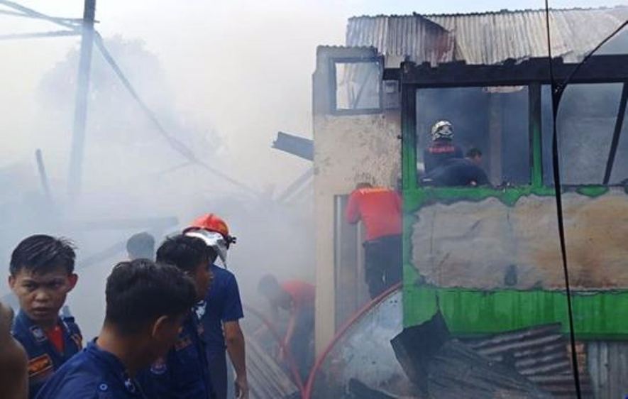 Diduga Karena Masak Air Ditinggal, 3 Rumah di Palembang Hangus Terbakar