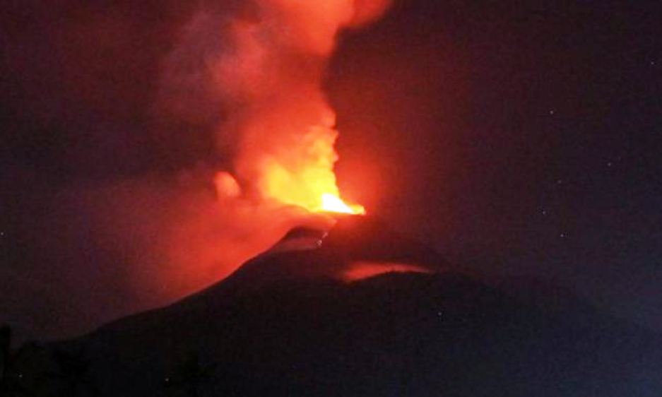 Gunung Lewotobi Terus Meletus, Keluarkan 13 Kali Awan Panas