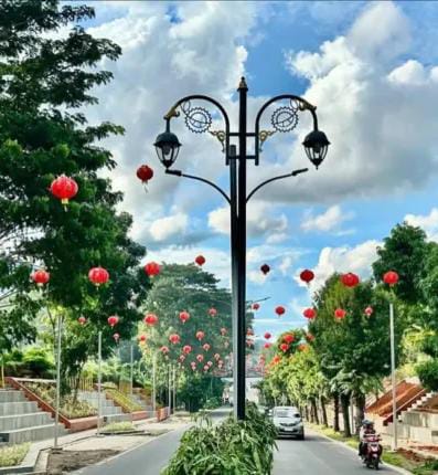 Lubuklinggau Semakin Cantik: Lampu Lampion Hiasi Taman Komunitas Simpang RCA Sambut Tahun Baru Imlek