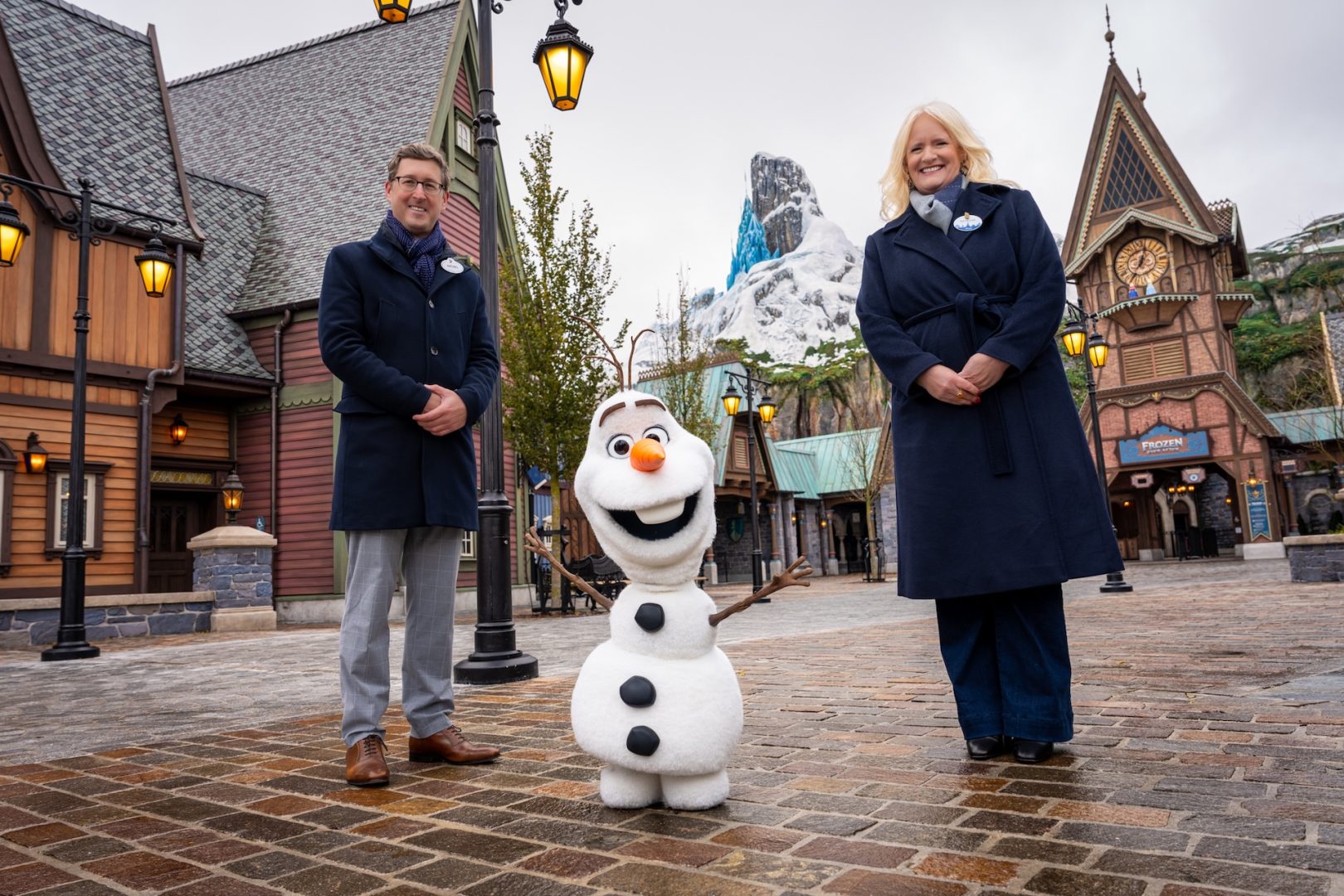 Robot Olaf dari Film Frozen Hadir di Dunia Nyata, Bisa Berjalan dan Berinteraksi dengan Pengunjung Disney
